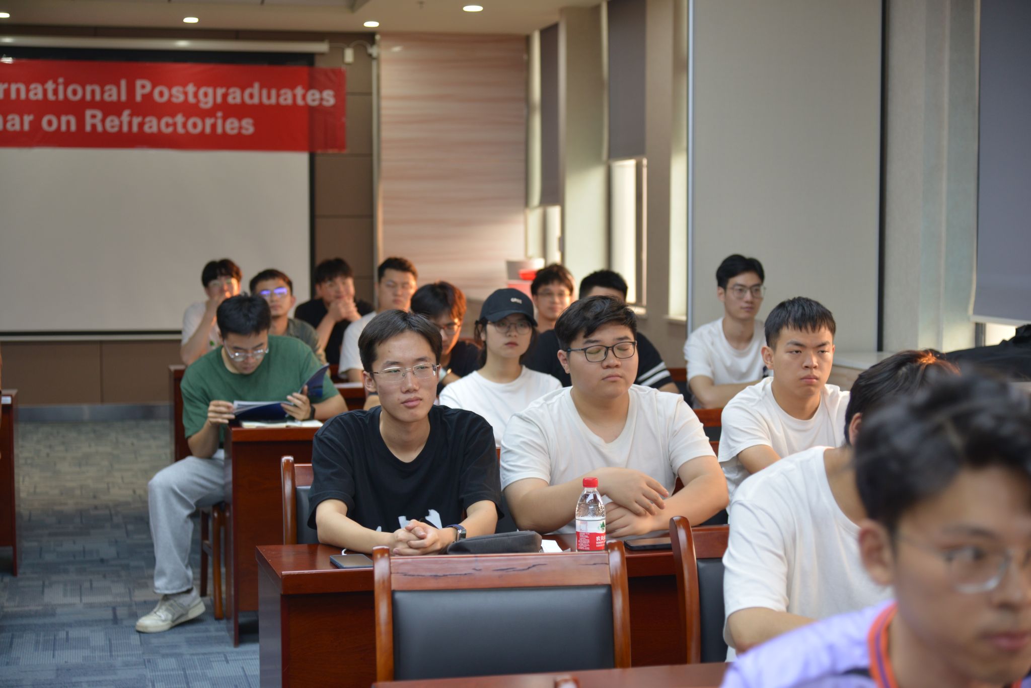 研究生院副院长冯涛教授致开幕辞,他代表武汉科技大学对多年来支持