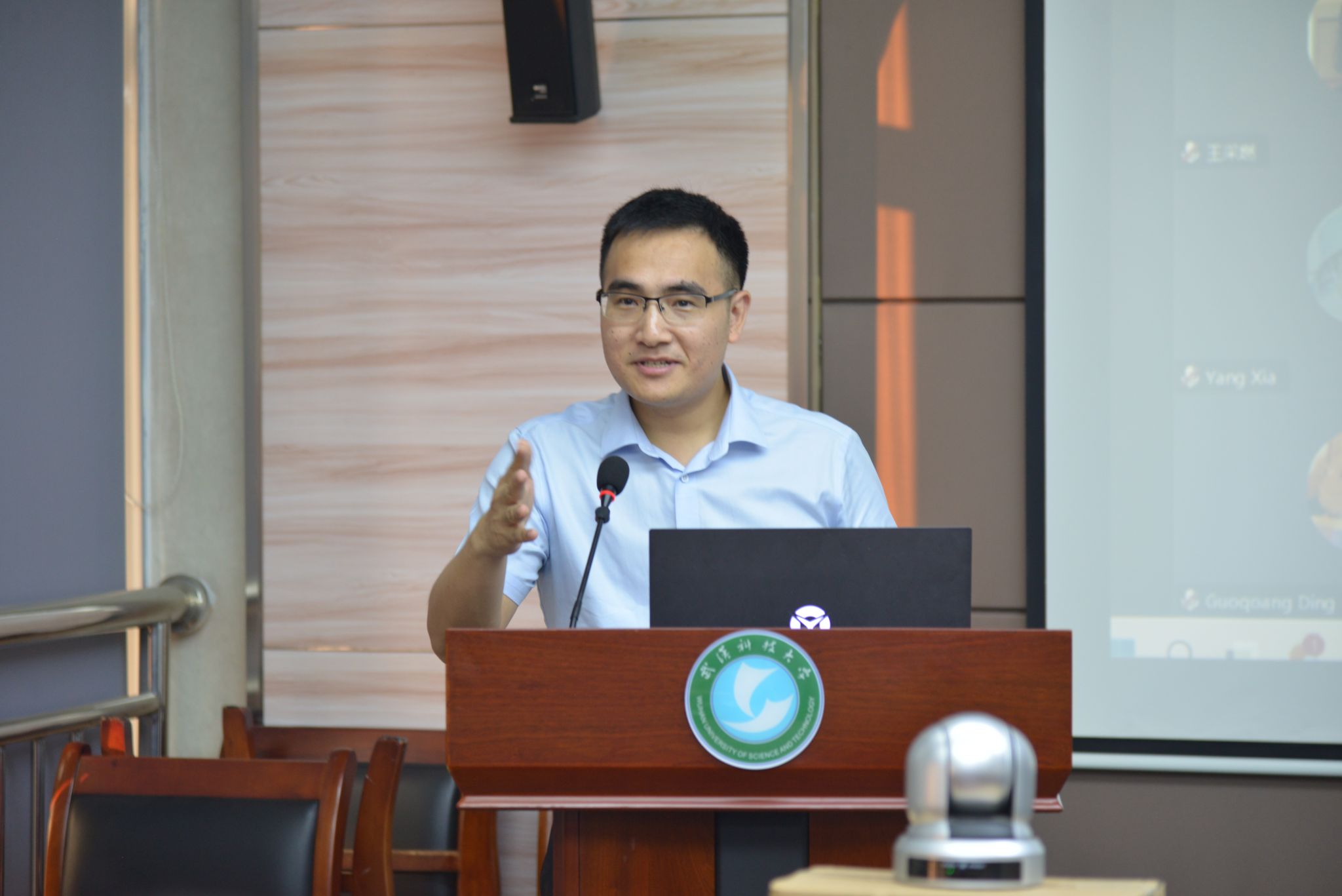 研究生院副院长冯涛教授致开幕辞,他代表武汉科技大学对多年来支持